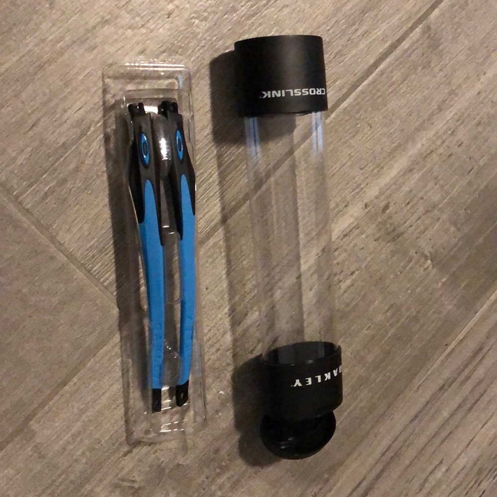 Oakleys Crosslink temples